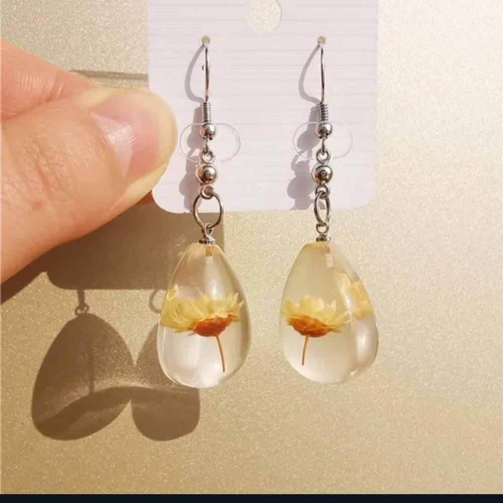 NWT Adorable Boho Dehydrated Tiny Yellow Flower Dangling Earrings!